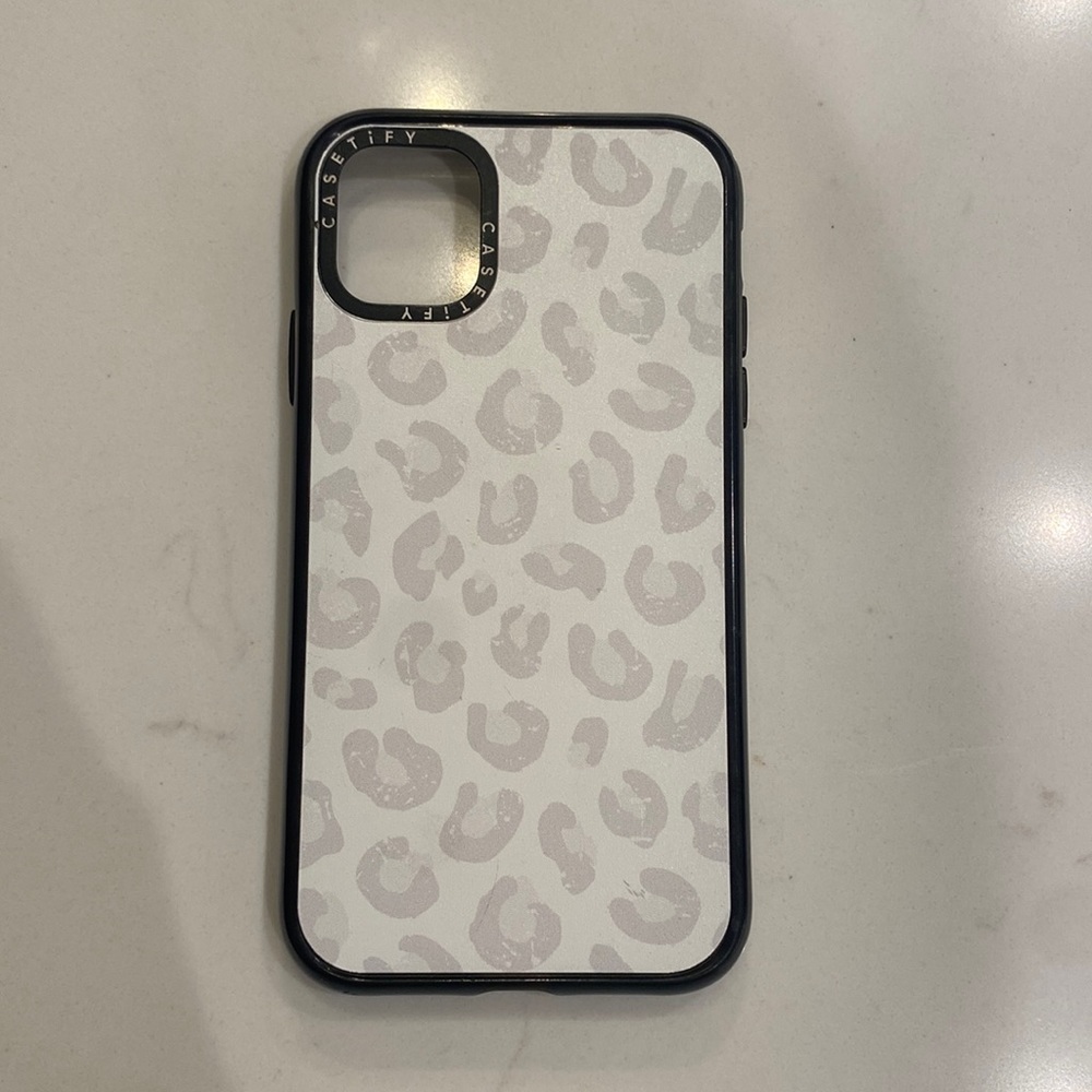 Casetify case Iphone 11 Silver/Grey leopard print
